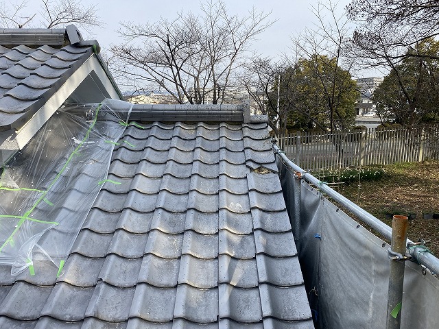 屋根に割れた瓦