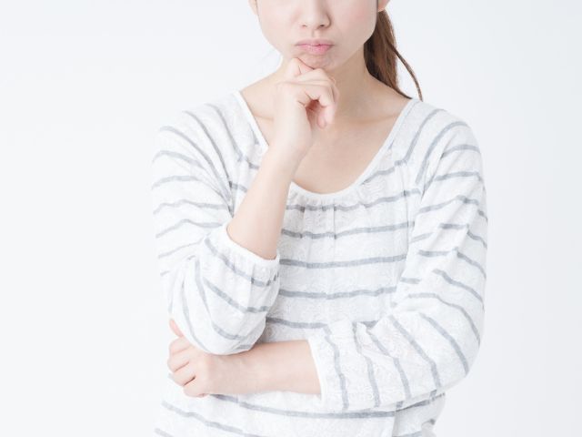 悩む女性